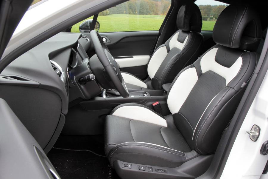 Интерьер DS 4 Crossback 2015 года  (фото 17 из 30)